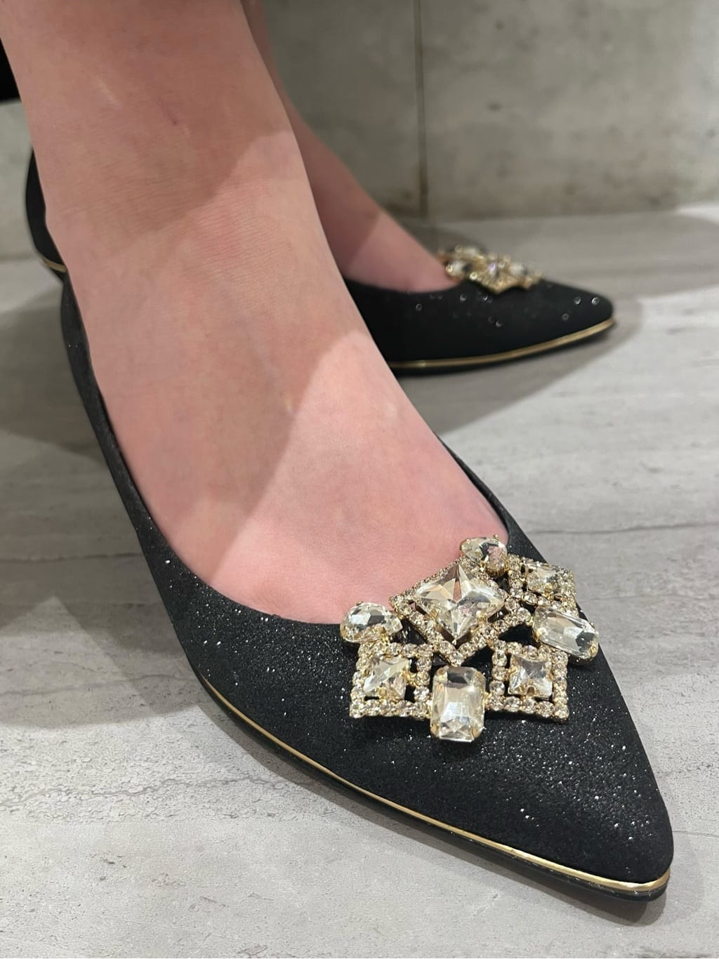RISAさんの「ESPERANZA｜履きやすいパンプスヒール約5.5cm/グリッター」を使ったコーディネート