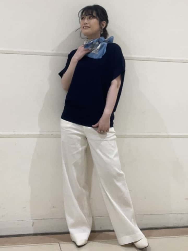 watanabeさんの「UNTITLED｜【手洗い／88cm正方形】エンブレムプリントスカーフ」を使ったコーディネート