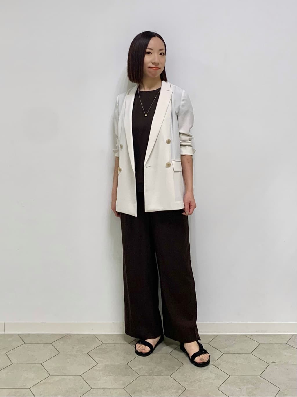 yurinaさんの「INDIVI｜【褒められパンツ／洗える／ウエストゴム】ワイドタックパンツ」を使ったコーディネート