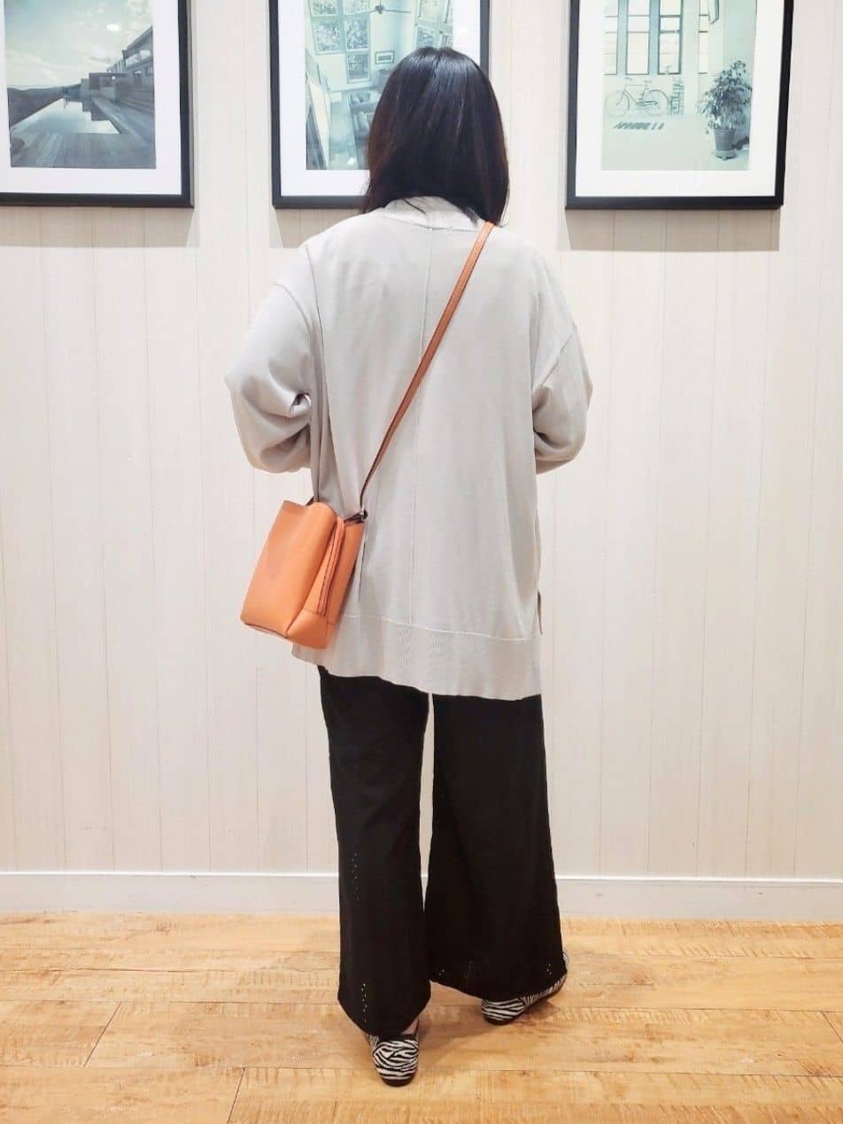 Ariさんの「SHOO･LA･RUE｜【軽量/大人カジュアル】 ふわっと軽い三層ショルダーバッグ」を使ったコーディネート