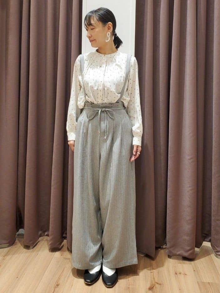 さくさんの「grove｜【ふわっと心地よい足入れ】やわここち(R)Vカットパンプス」を使ったコーディネート