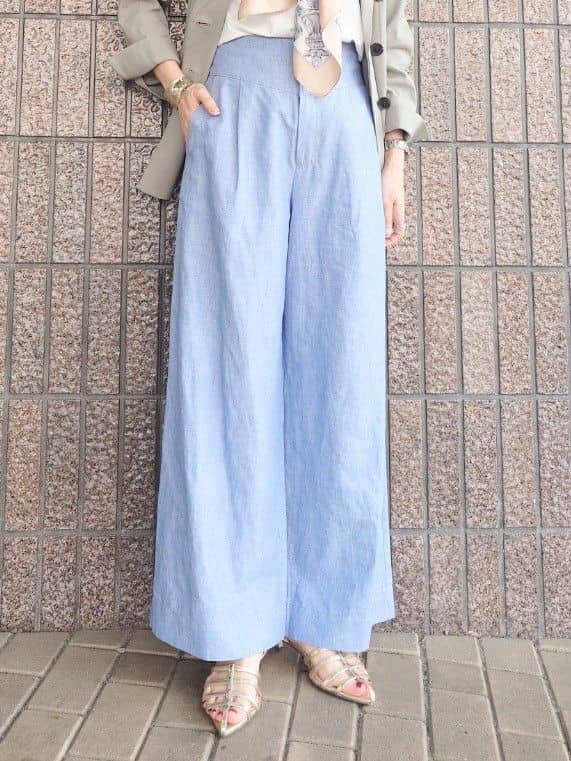 MUTSUKOさんの「UNTITLED｜【手洗い／88cm正方形】エンブレムプリントスカーフ」を使ったコーディネート