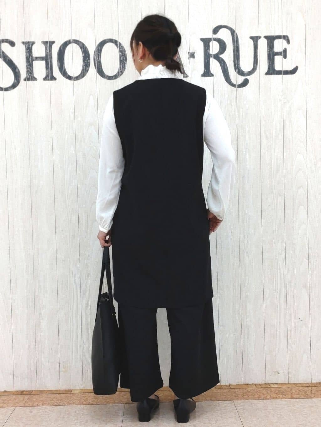 とろろさんの「SHOO･LA･RUE｜【通勤/デイリー/セットアップ可】マルチに使える カットジョーゼット ワイドパンツ」を使ったコーディネート