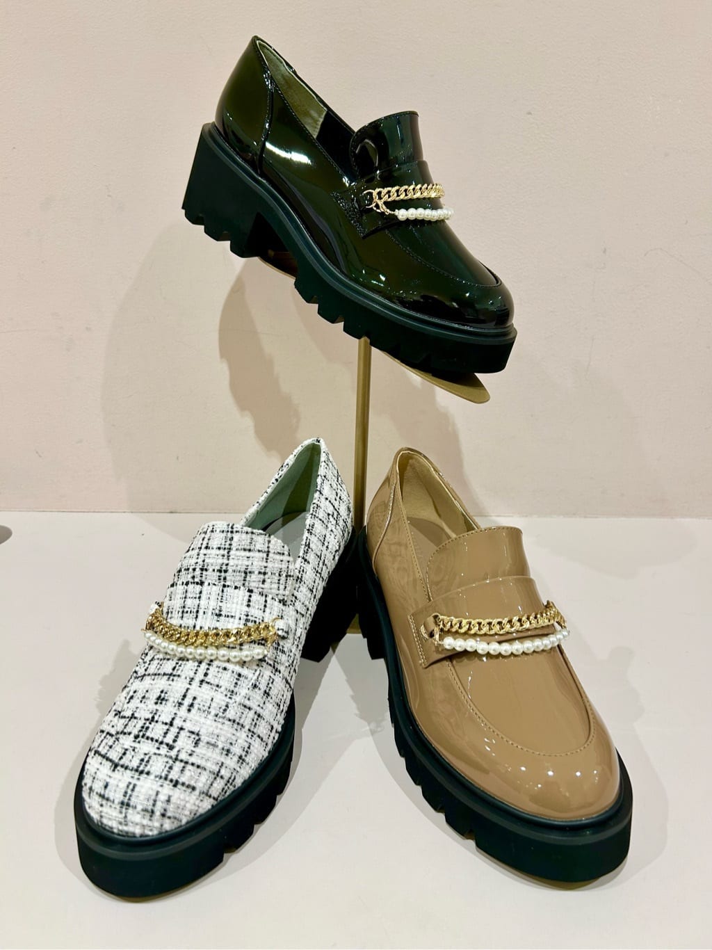 かなぴぃさんの「ESPERANZA｜チェーン＆パール調モチーフローファー 24SS」を使ったコーディネート