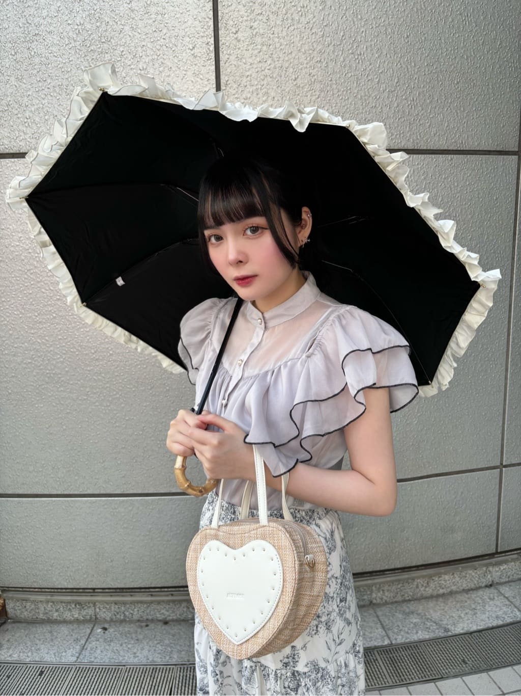 HUANG WEI HSUANさんの「ESPERANZA｜【折りたたみ/晴雨兼用】遮光率100％！ワンタッチ開閉 フリル折りたたみ日傘」を使ったコーディネート
