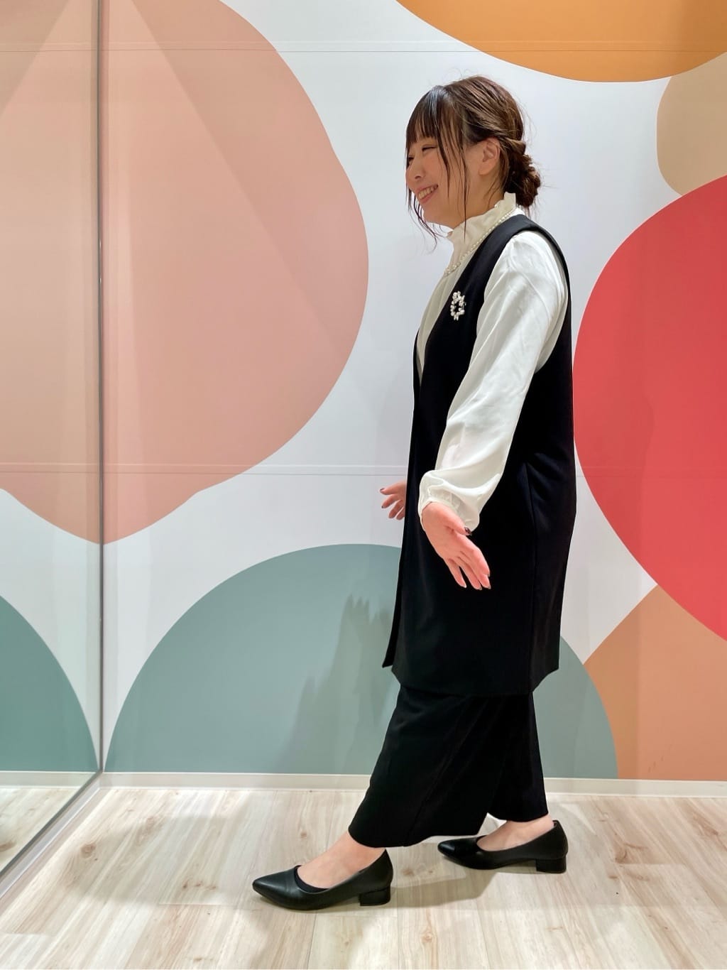長男さんの「SHOO･LA･RUE｜【通勤/デイリー/セットアップ可】マルチに使える カットジョーゼット ワイドパンツ」を使ったコーディネート