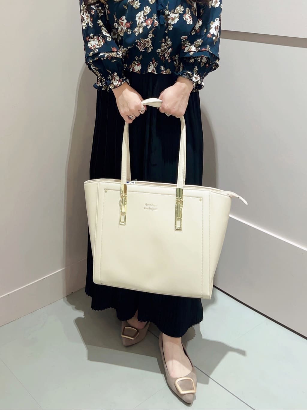 りえさんの「ESPERANZA｜ロゴ型押し3層トート」を使ったコーディネート