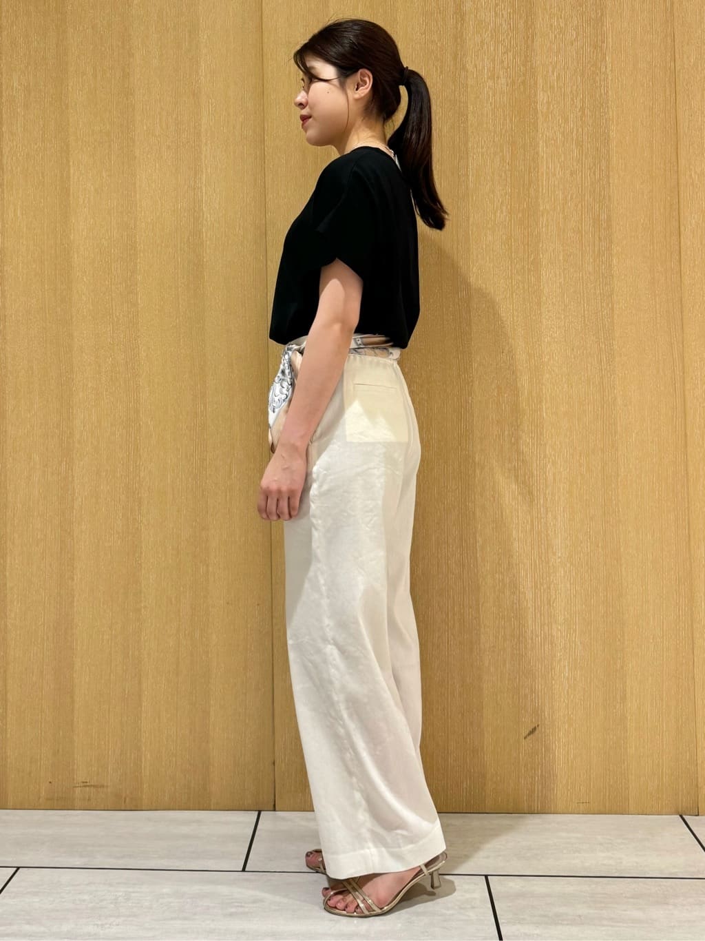 nanaさんの「UNTITLED｜【手洗い／88cm正方形】エンブレムプリントスカーフ」を使ったコーディネート