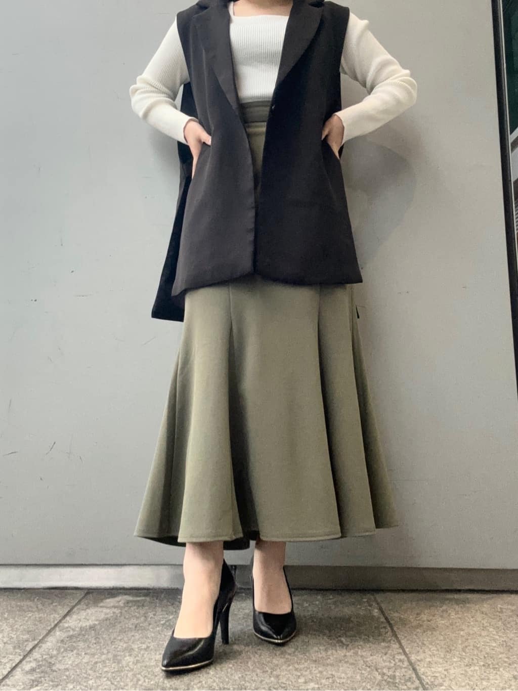 まっきーさんの「ESPERANZA｜【レイン対応/12時間パンプス】約8.5cm　歩きやすくて疲れにくい」を使ったコーディネート