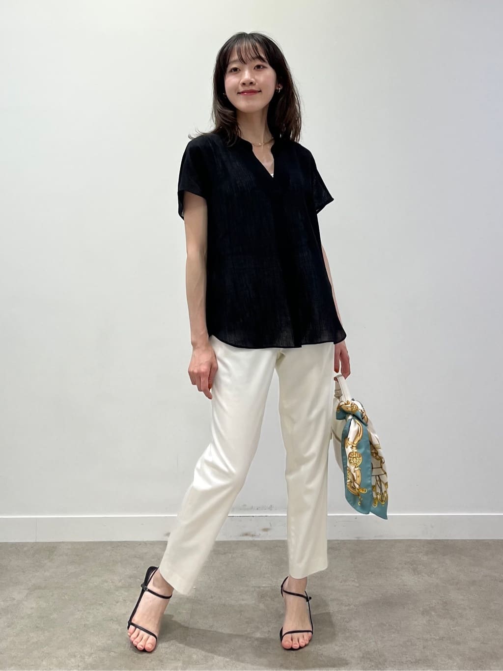 kaaiさんの「UNTITLED｜【手洗い／58cm正方形】ベルトプリントスカーフ」を使ったコーディネート