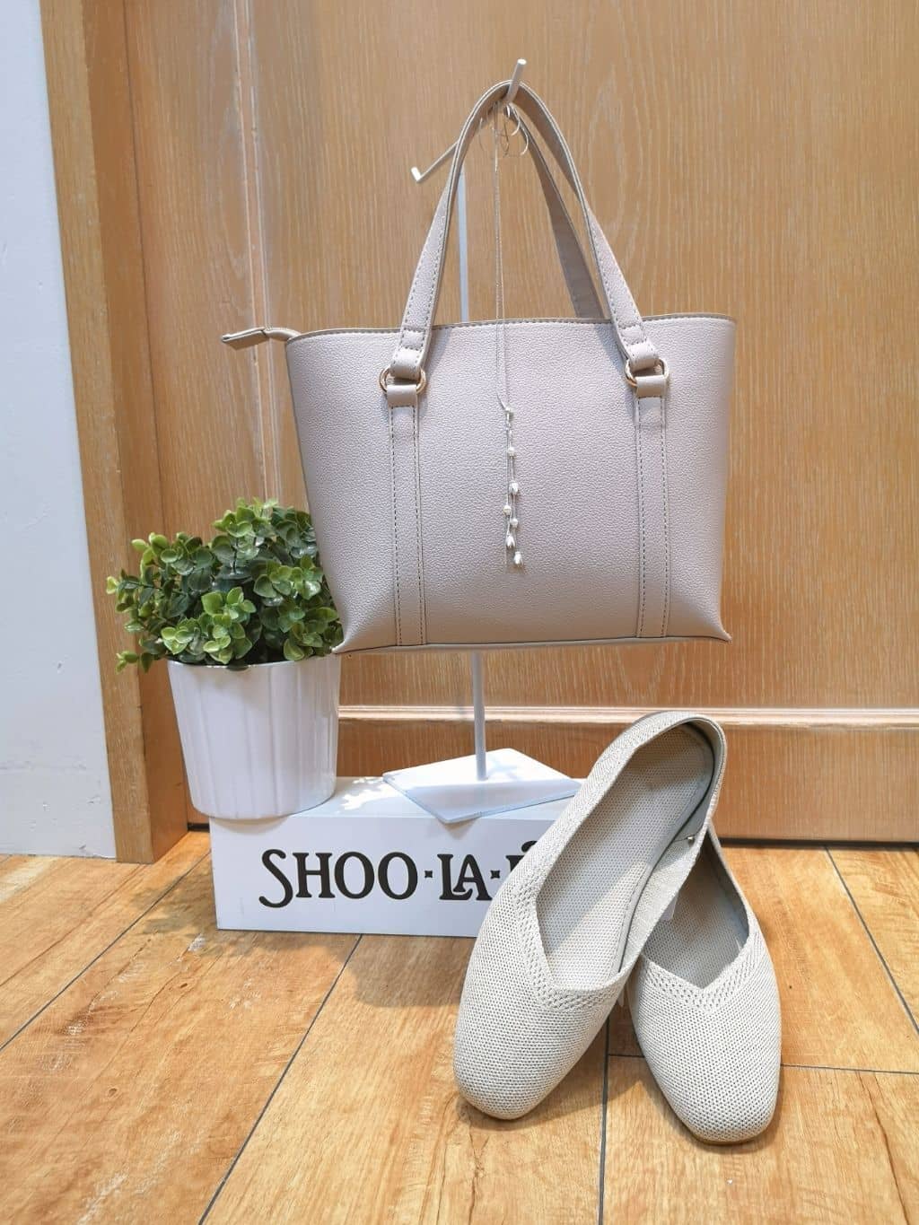 未都さんの「SHOO･LA･RUE｜【通勤/デイリー/セットアップ可】マルチに使える カットジョーゼット ワイドパンツ」を使ったコーディネート