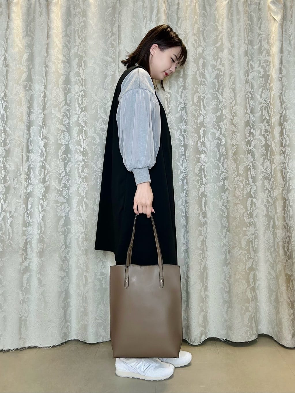 ネリさんの「SHOO･LA･RUE｜【通勤/デイリー/セットアップ可】マルチに使える カットジョーゼット ワイドパンツ」を使ったコーディネート