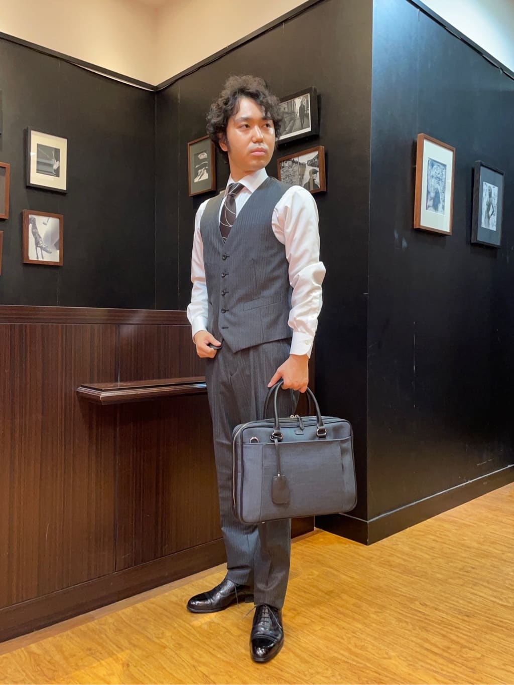 KEIさんの「TAKEO KIKUCHI｜【ナローモデル】シャイニー ヘリンボン ストライプ スーツ/3ピース対応可」を使ったコーディネート