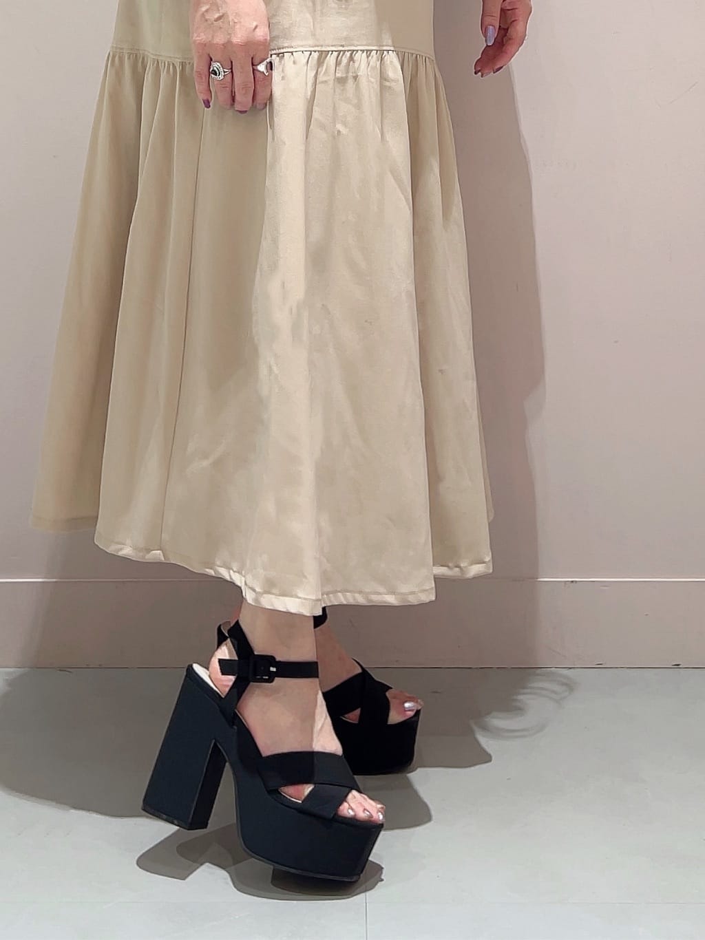 りえさんの「ESPERANZA｜◆【ラク盛り／サンダル】リピーター続出／脚長美脚　ラク盛り厚底サンダル　24年Ver」を使ったコーディネート