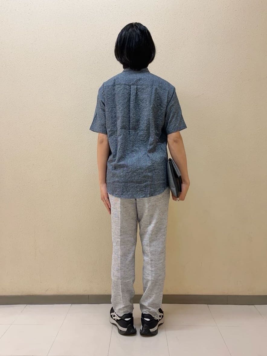 及川さんの「TAKEO KIKUCHI｜【尾州織】リネンブレンド メッシュパンツ」を使ったコーディネート