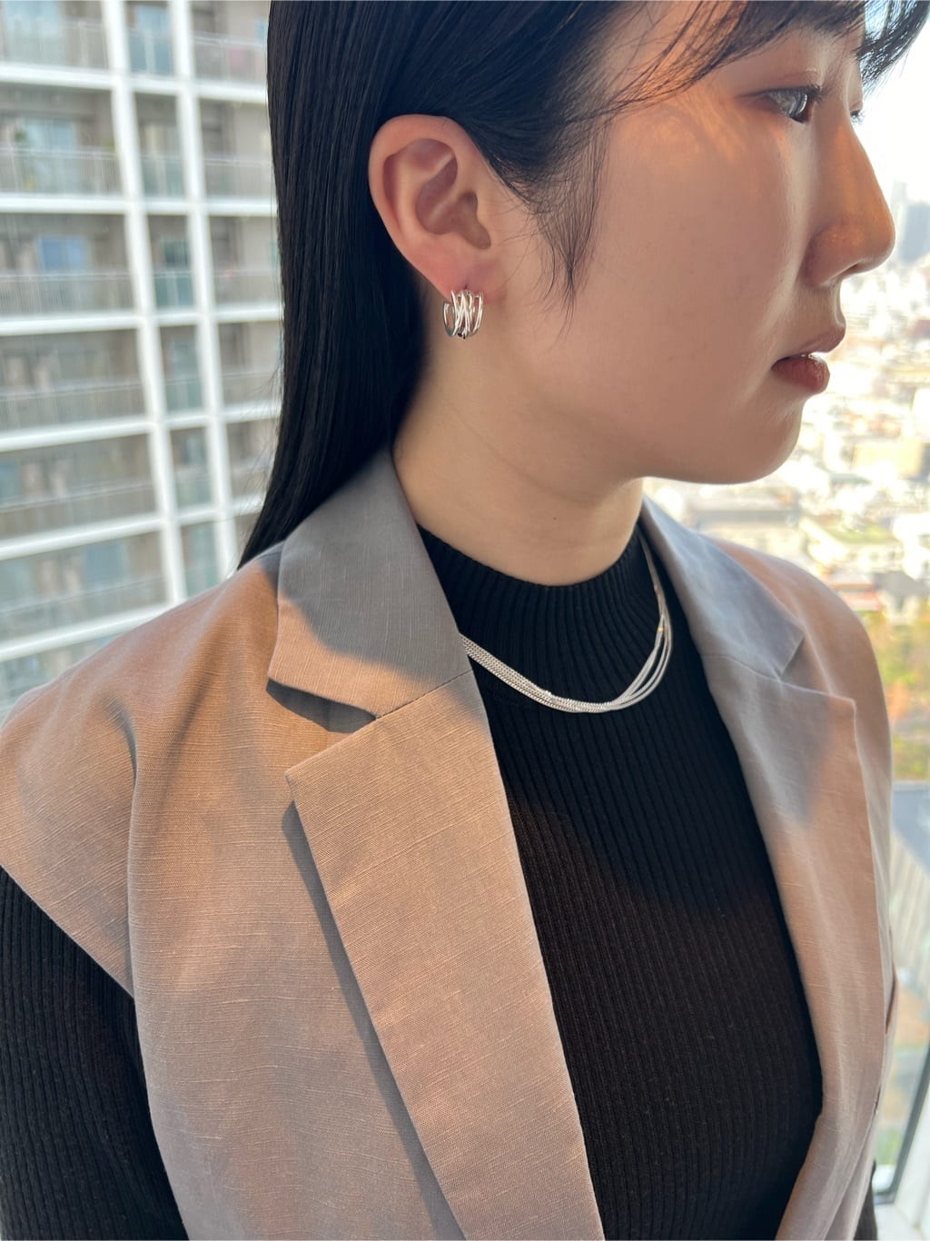 shioriさんの「COCOSHNIK｜シルバー スモールフープ クロッシングライン ピアス」を使ったコーディネート