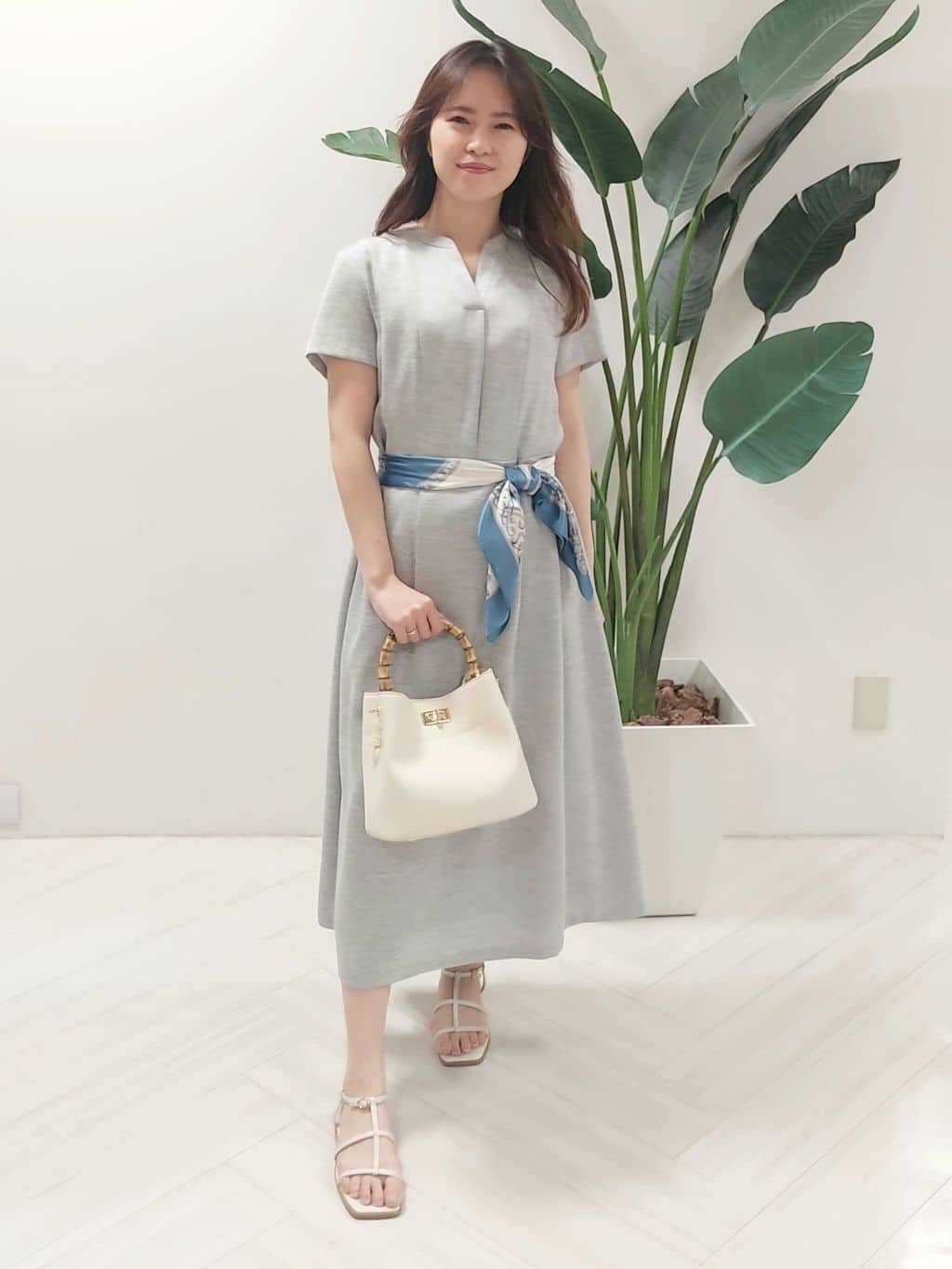 YuKaRiさんの「UNTITLED｜【手洗い／88cm正方形】エンブレムプリントスカーフ」を使ったコーディネート