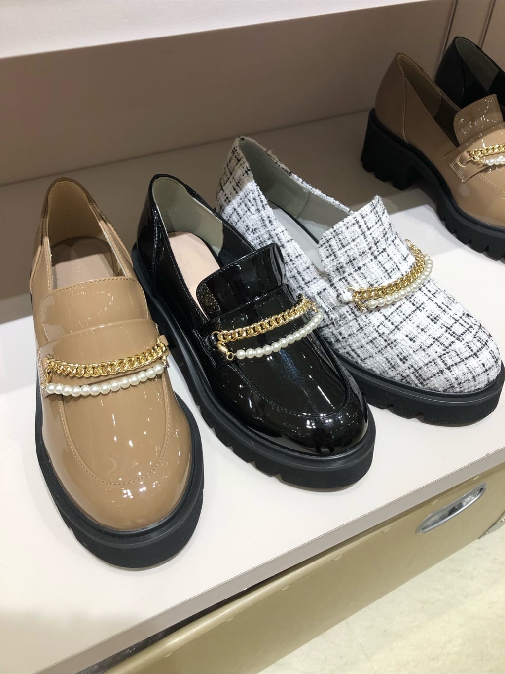 re__さんの「ESPERANZA｜チェーン＆パール調モチーフローファー 24SS」を使ったコーディネート