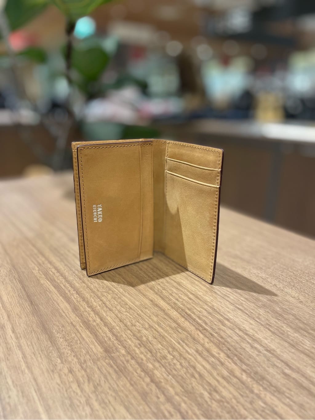 コウノ モトヤさんの「TAKEO KIKUCHI｜【ソフト＆ナチュラル】ミニメッシュ レザー 名刺入れ」を使ったコーディネート