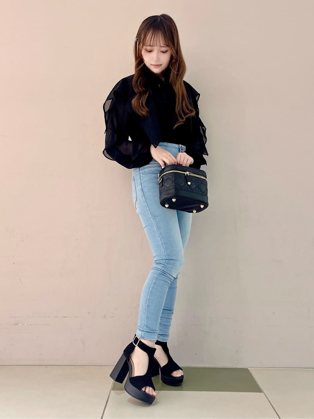 このかさんの「ESPERANZA｜Tストラップスクエアサンダル 24SS」を使ったコーディネート