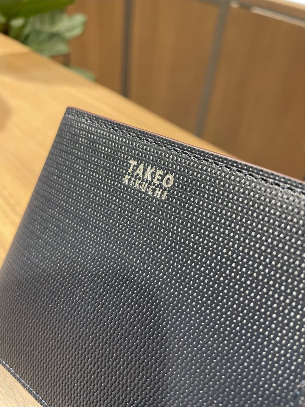 コウノ モトヤさんの「TAKEO KIKUCHI｜【ソフト＆ナチュラル】ミニメッシュ レザー 2つ折り財布」を使ったコーディネート