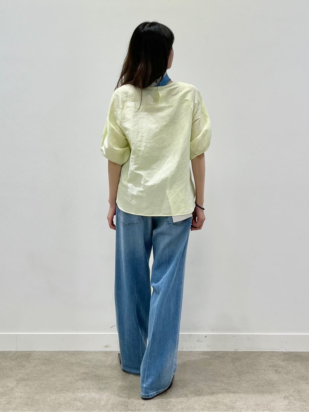 kaaiさんの「UNTITLED｜【手洗い／88cm正方形】エンブレムプリントスカーフ」を使ったコーディネート