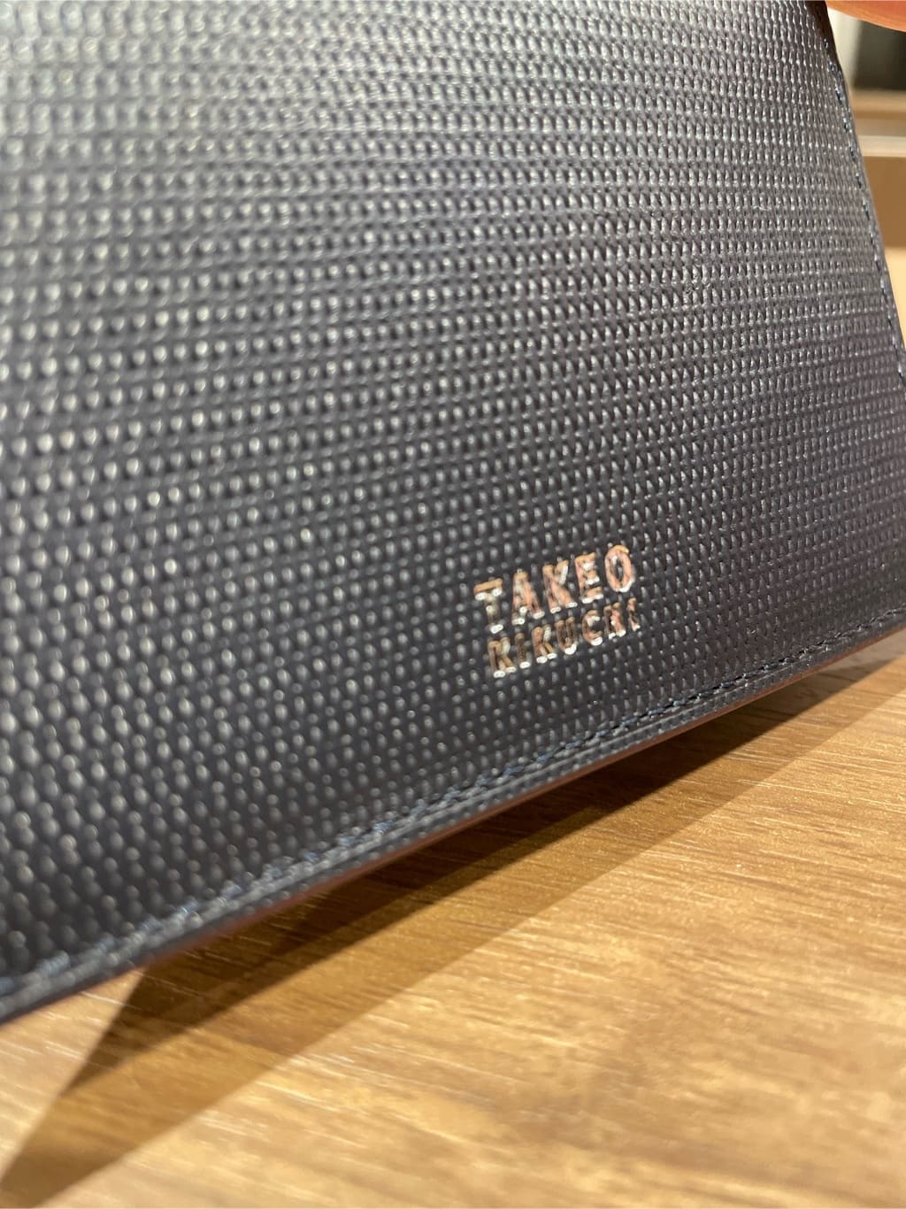 コウノ モトヤさんの「TAKEO KIKUCHI｜【ソフト＆ナチュラル】ミニメッシュ レザー 名刺入れ」を使ったコーディネート