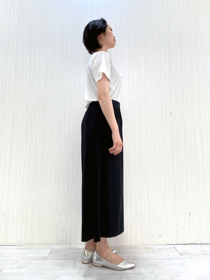 akiさんの「UNTITLED｜【手洗い／88cm正方形】エンブレムプリントスカーフ」を使ったコーディネート