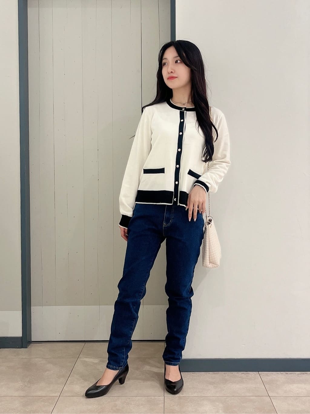 ayanoさんの「grove｜【ふわっと心地よい足入れ】やわここち(R)Vカットパンプス」を使ったコーディネート