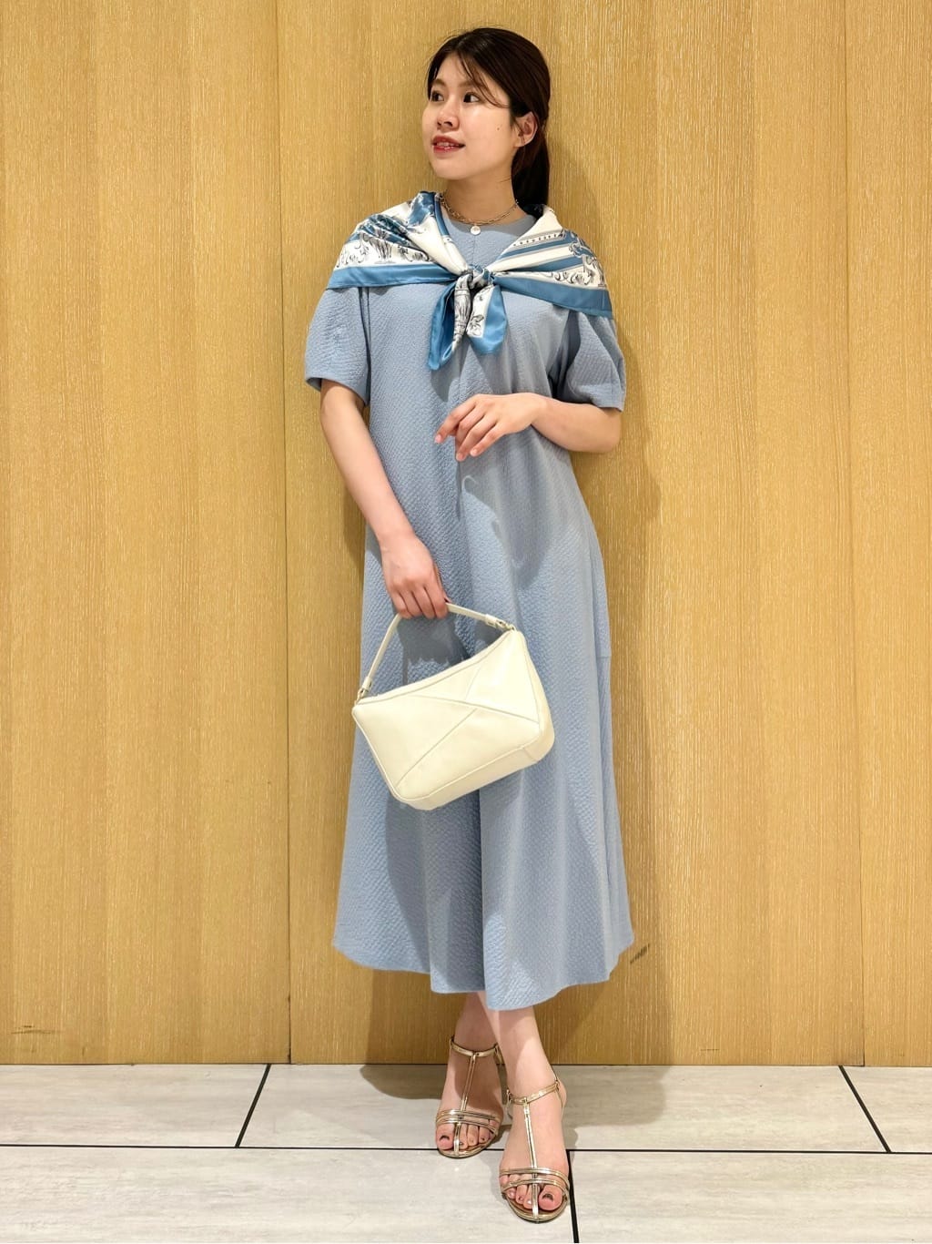 nanaさんの「UNTITLED｜【手洗い／88cm正方形】エンブレムプリントスカーフ」を使ったコーディネート
