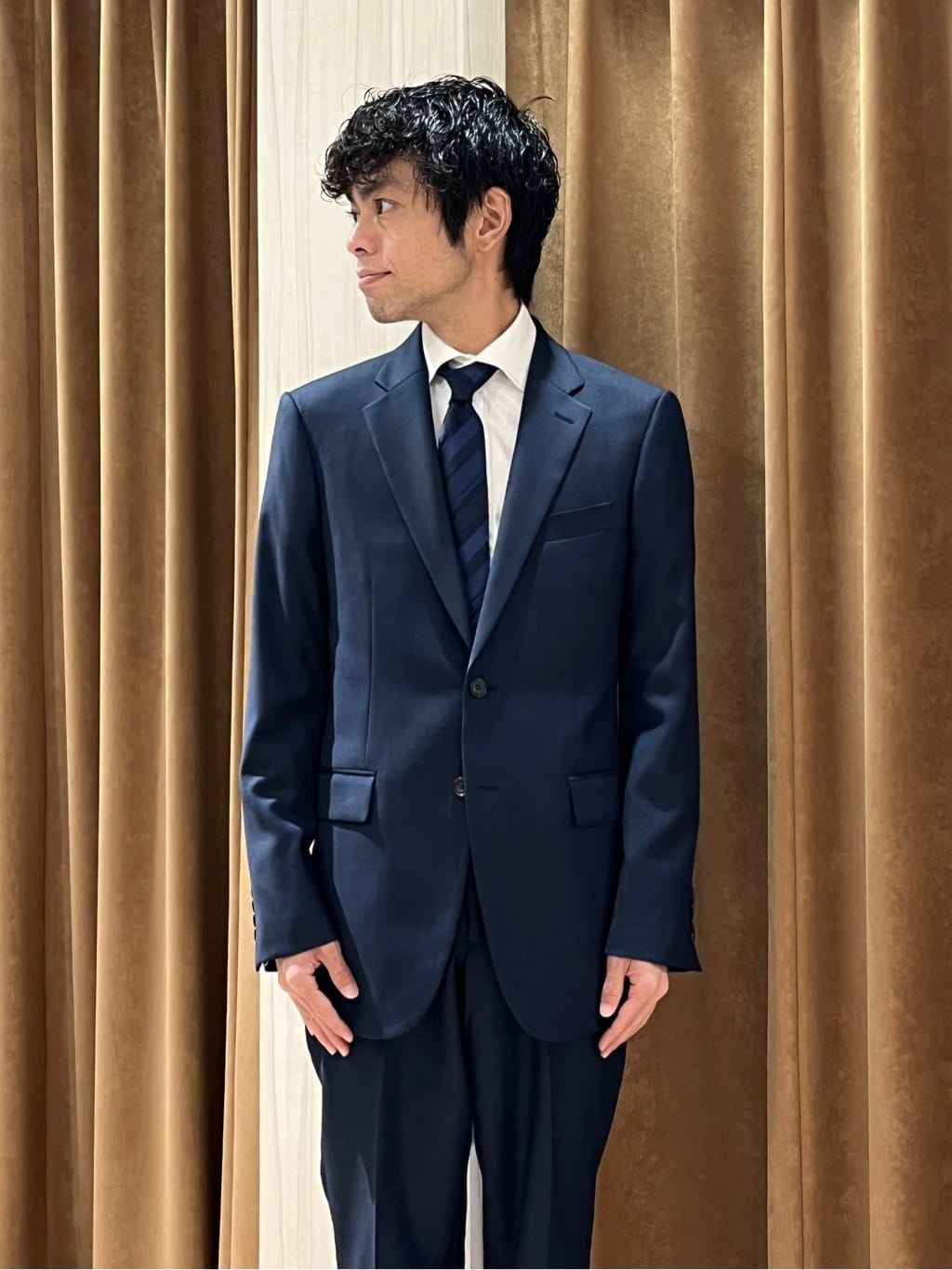 URAさんの「TAKEO KIKUCHI｜【Three by Three】シャイニーシャークピンヘッド スーツ/3ピース対応可」を使ったコーディネート