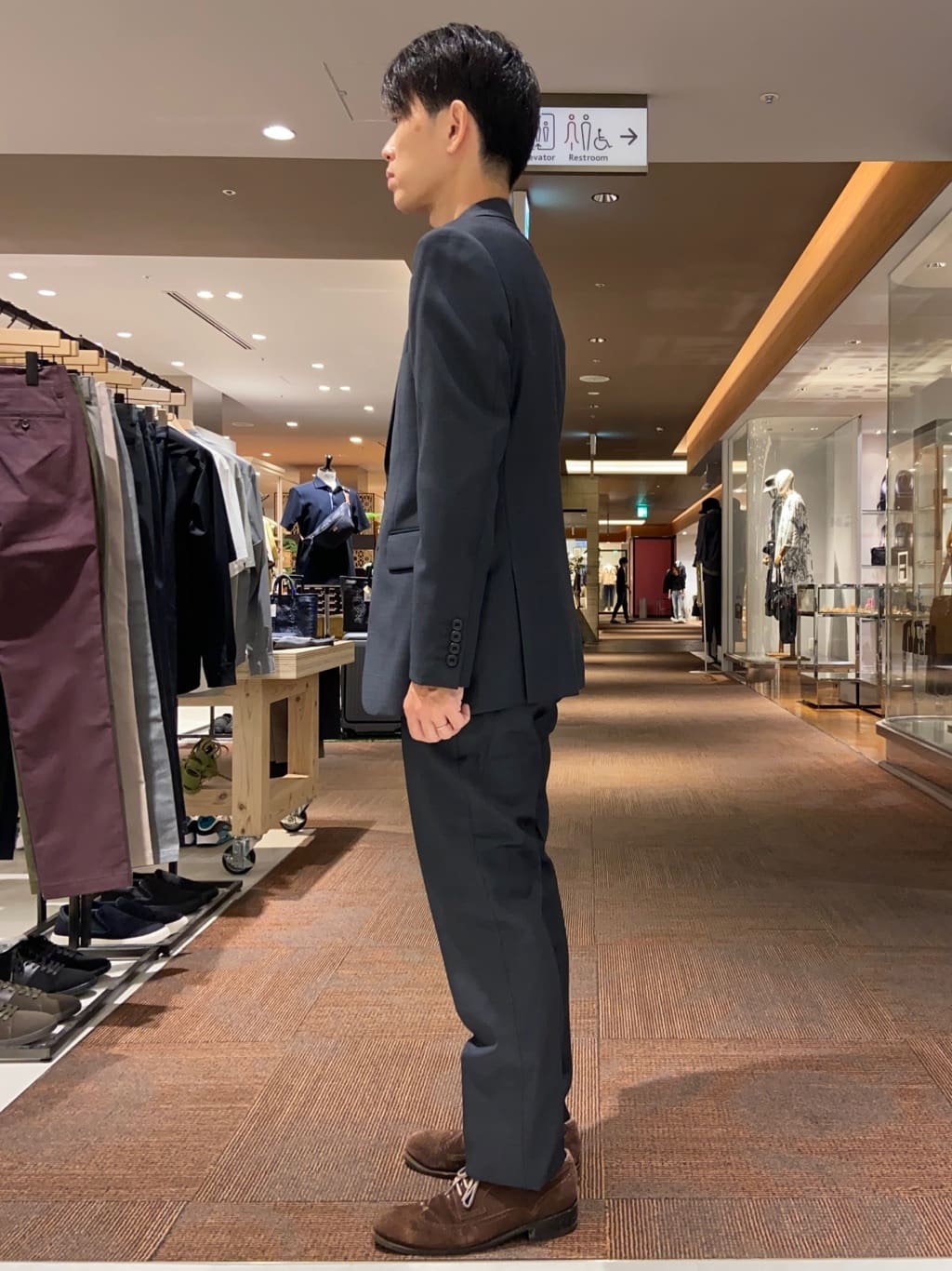 わいずみさんの「TAKEO KIKUCHI｜【Three by Three】シャイニーシャークピンヘッド スーツ/3ピース対応可」を使ったコーディネート