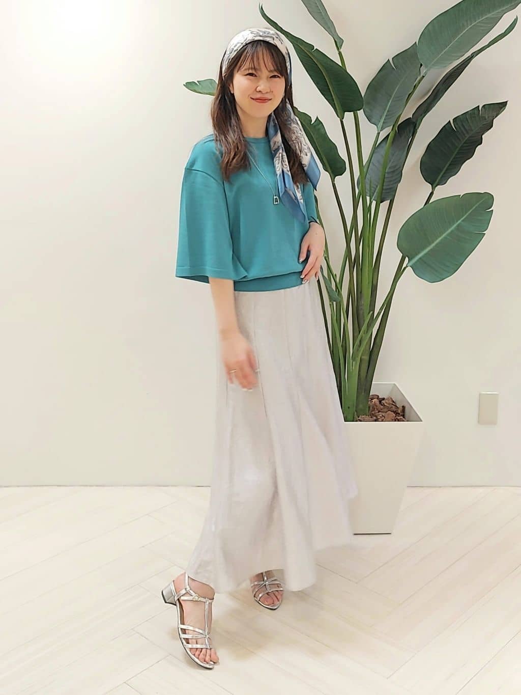 YuKaRiさんの「UNTITLED｜【手洗い／88cm正方形】エンブレムプリントスカーフ」を使ったコーディネート