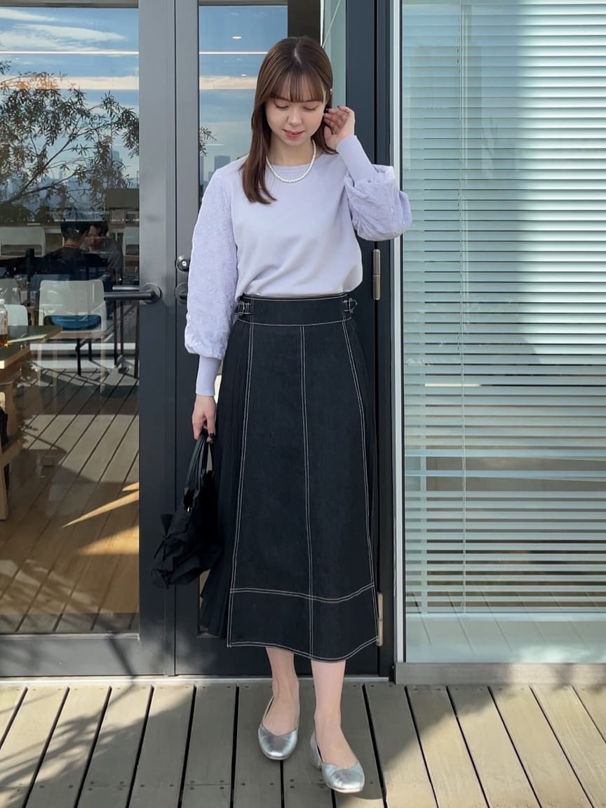 NATSUMIさんの「grove｜【高身長さん向け＋6cm】デニムサイドプリーツスカート」を使ったコーディネート