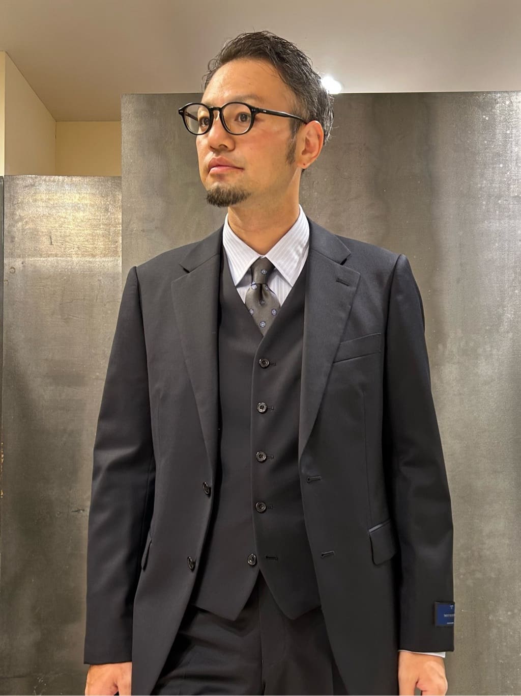coheyさんの「TAKEO KIKUCHI｜【冠婚葬祭】無地 サージスーツ/3ピース対応可」を使ったコーディネート