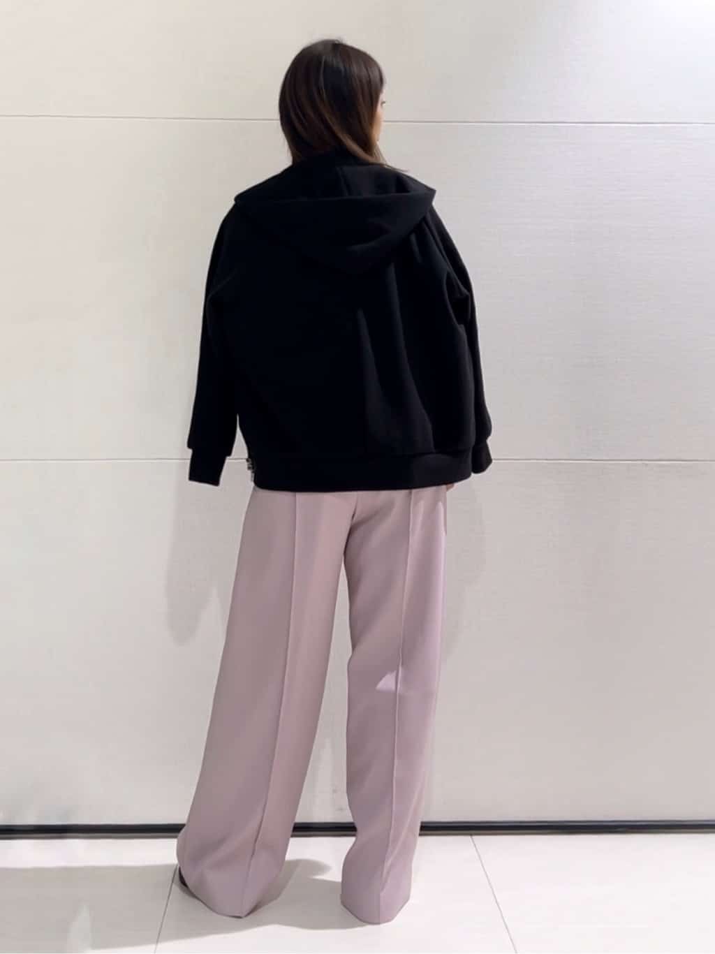 𝑹𝑶𝑴𝑰さんの「INDIVI｜【2WAY／前後着用可能】ラメ入りトレンドニット」を使ったコーディネート