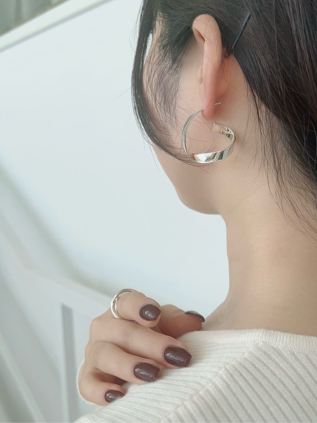 shioriさんの「COCOSHNIK｜シルバー フォールディングピアス ストリーム」を使ったコーディネート
