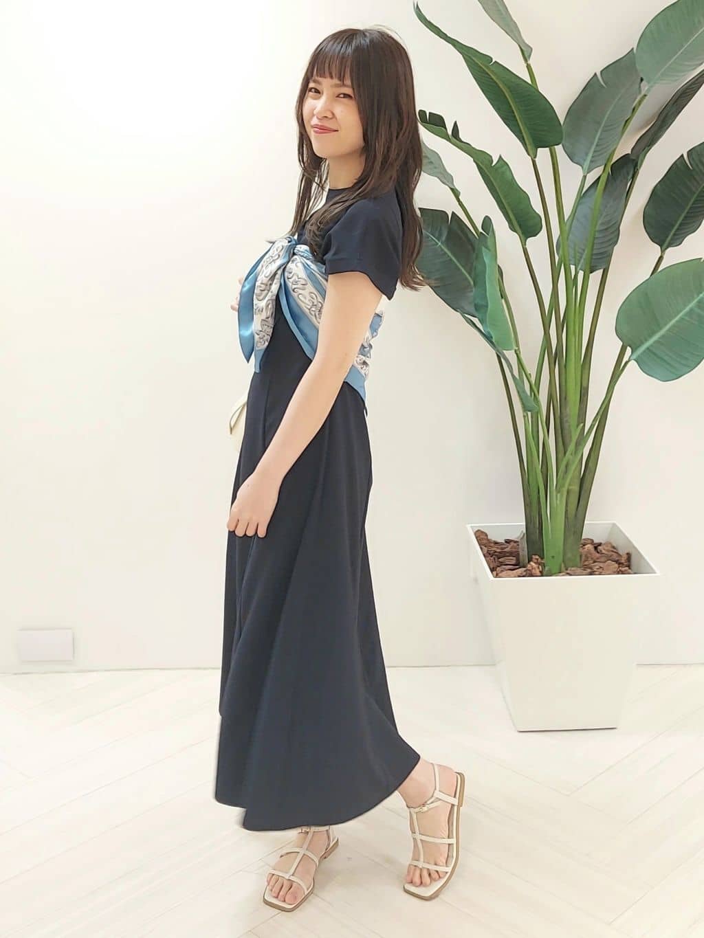 YuKaRiさんの「UNTITLED｜【手洗い／88cm正方形】エンブレムプリントスカーフ」を使ったコーディネート