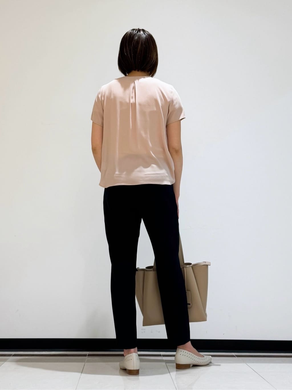 mikaさんの「INDIVI｜【定番スーツ／UVケア／洗える】ウール調タックテーパードパンツ」を使ったコーディネート