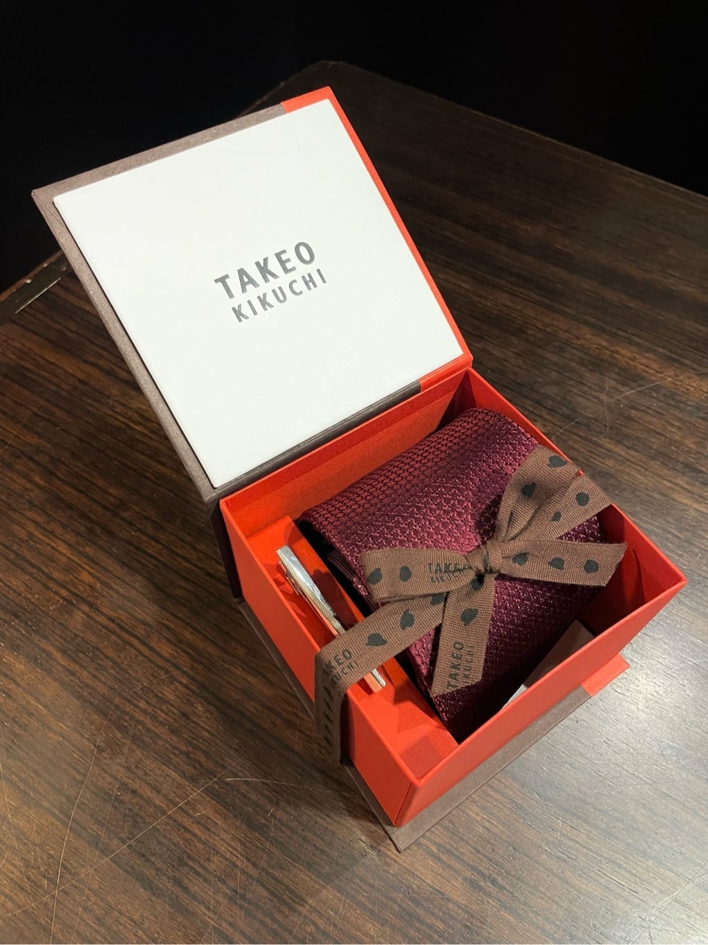 ToyoPさんの「TAKEO KIKUCHI｜【Three by Three】シャイニーシャークピンヘッド スーツ/3ピース対応可」を使ったコーディネート