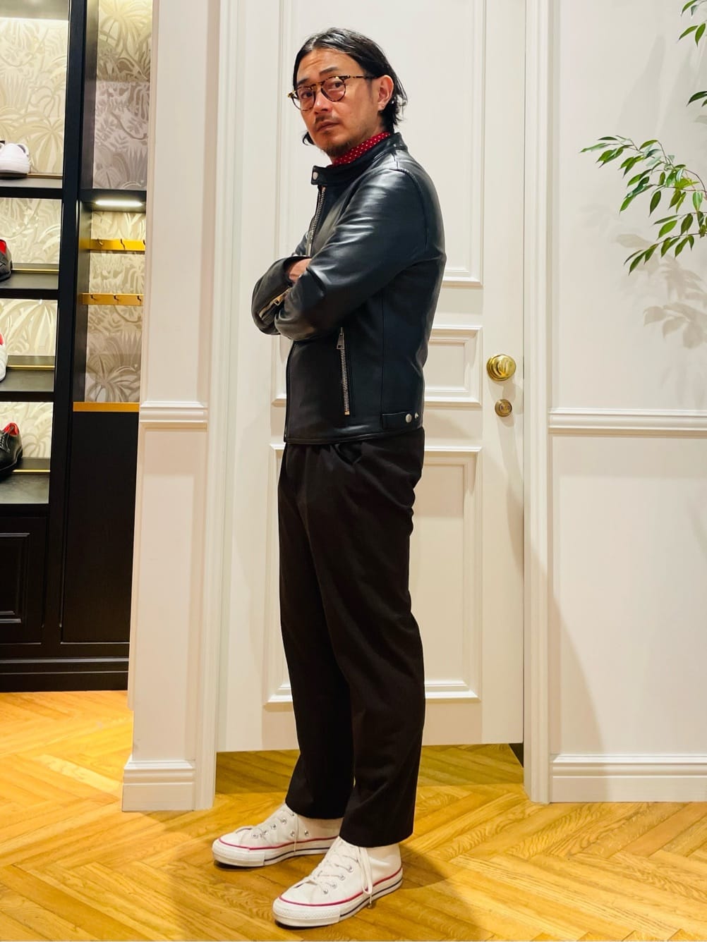 鶴田大士さんの「DRESSTERIOR｜シルケットコットン　ドットハンカチーフ」を使ったコーディネート