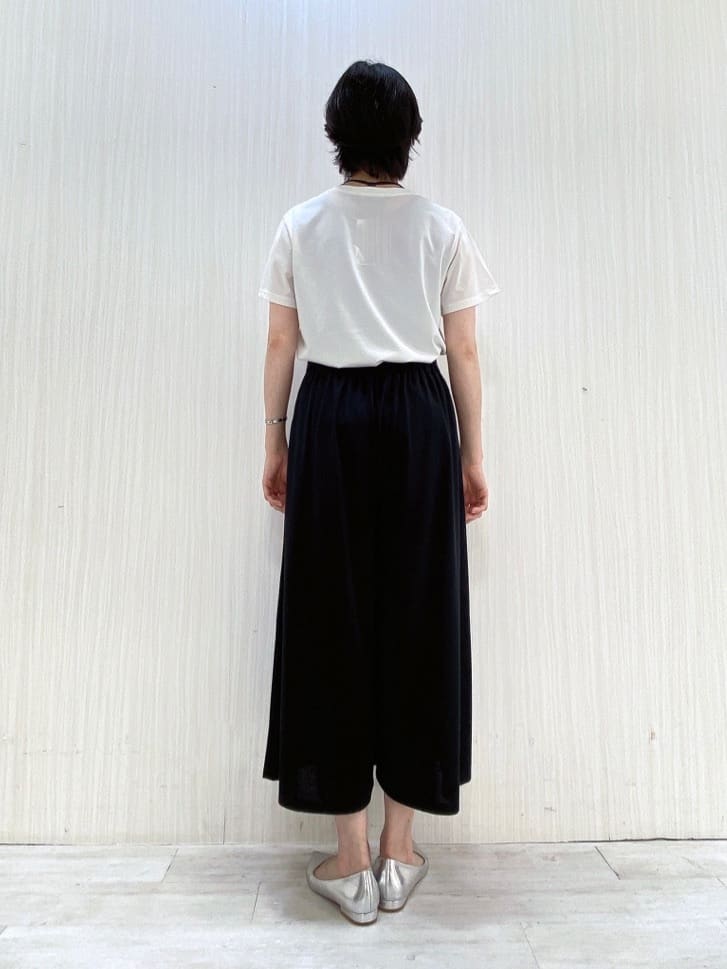 akiさんの「UNTITLED｜【手洗い／88cm正方形】エンブレムプリントスカーフ」を使ったコーディネート
