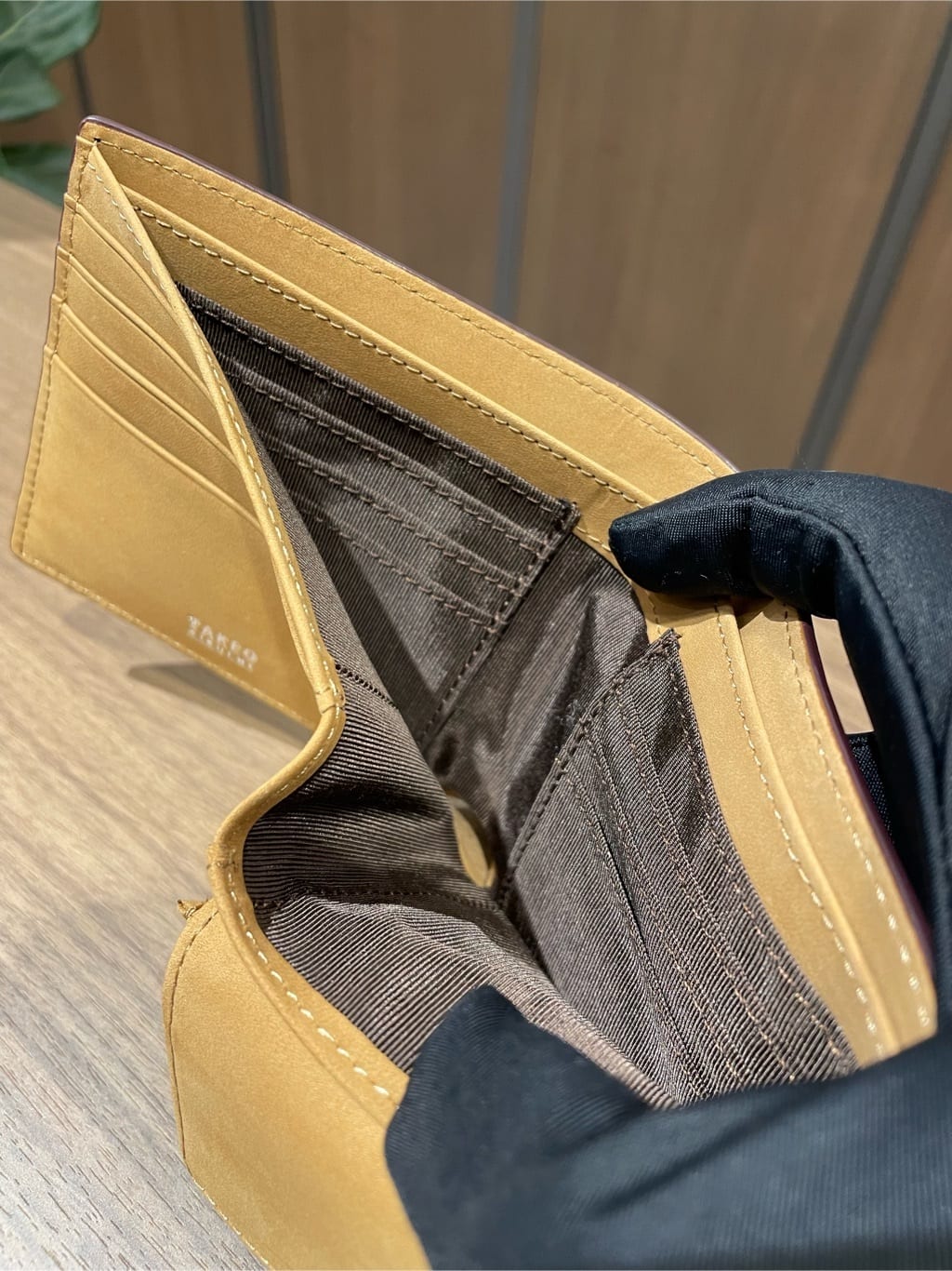 コウノ モトヤさんの「TAKEO KIKUCHI｜【ソフト＆ナチュラル】ミニメッシュ レザー 2つ折り財布」を使ったコーディネート