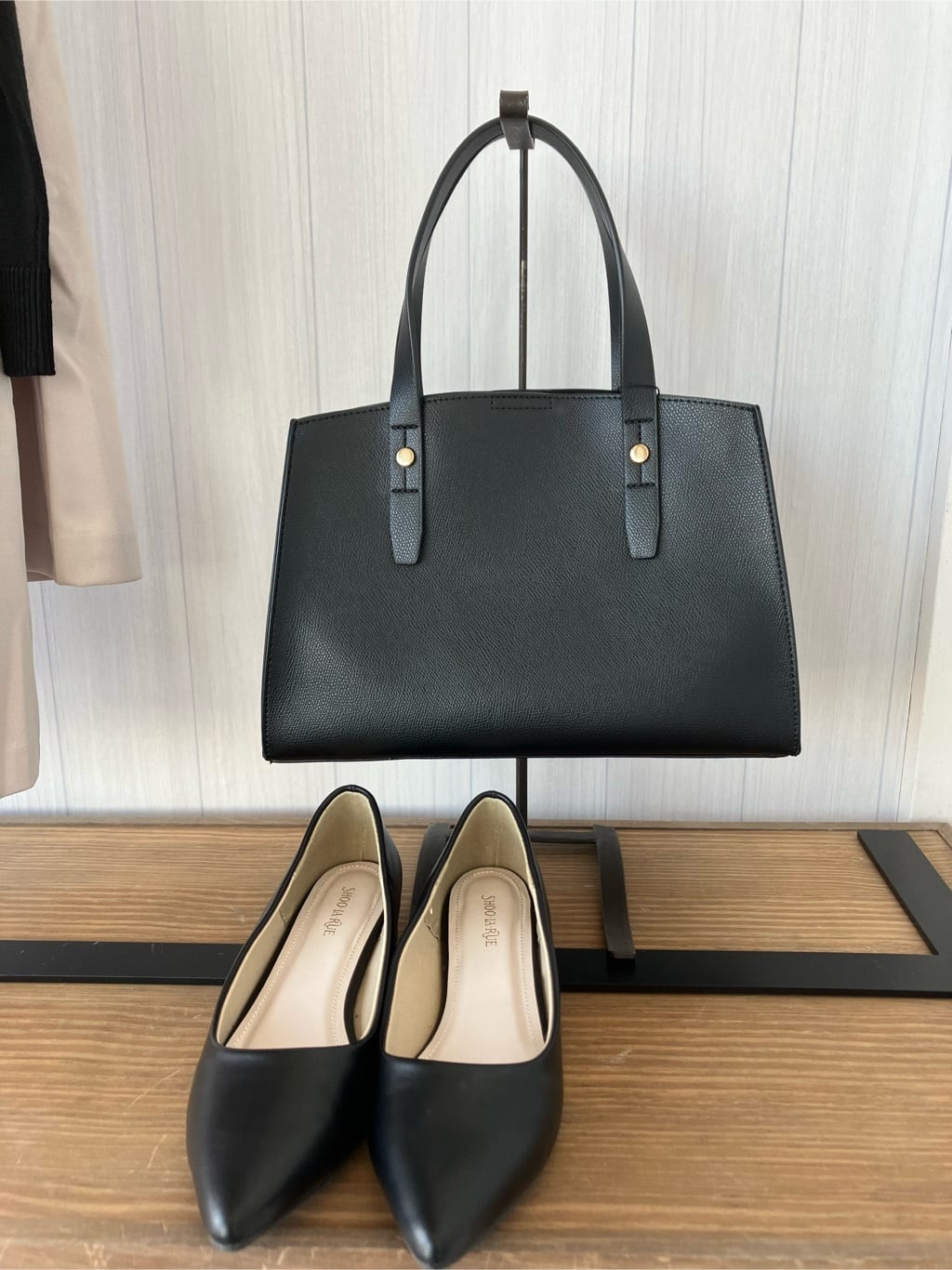 Kamyさんの「SHOO･LA･RUE｜【通勤/デイリー/セットアップ可】マルチに使える カットジョーゼット ワイドパンツ」を使ったコーディネート