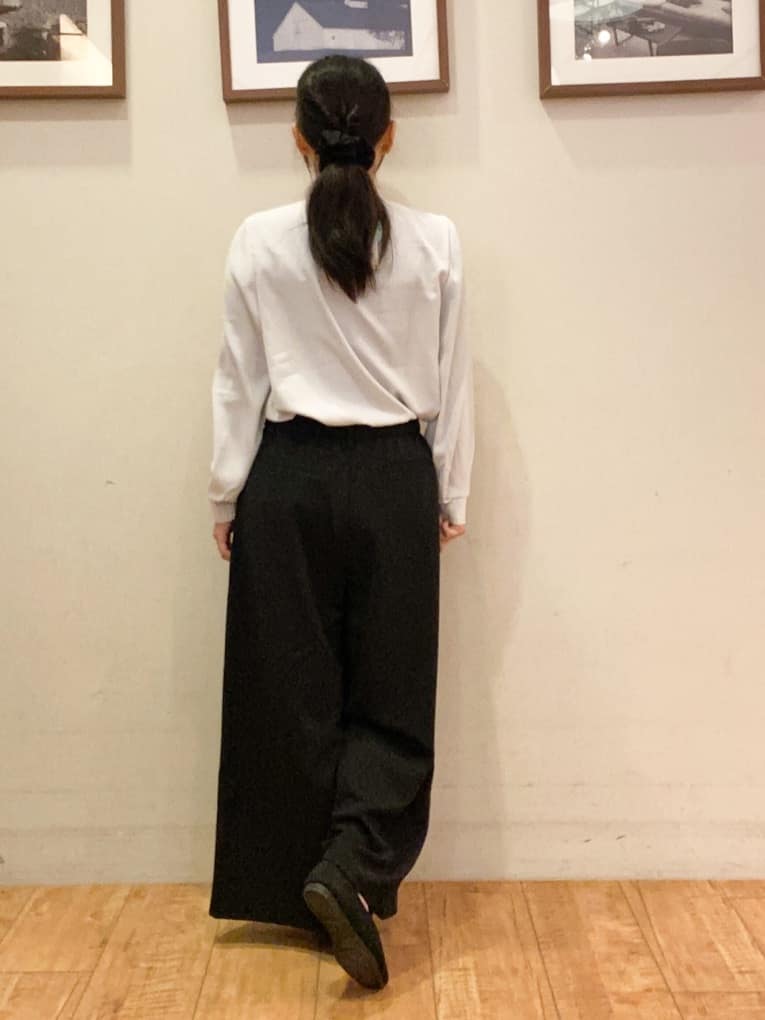 momoさんの「SHOO･LA･RUE｜【通勤/デイリー/セットアップ可】マルチに使える カットジョーゼット ワイドパンツ」を使ったコーディネート
