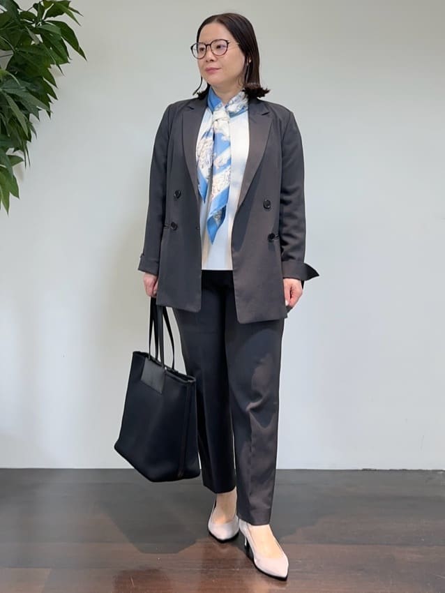 Asamiさんの「UNTITLED｜【手洗い／88cm正方形】エンブレムプリントスカーフ」を使ったコーディネート