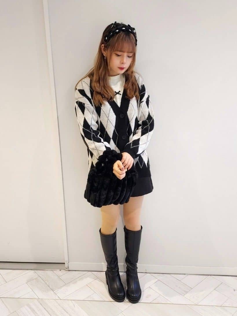 HUANG WEI HSUANさんの「ESPERANZA｜2WAY トート ショルダーバッグ ファー」を使ったコーディネート