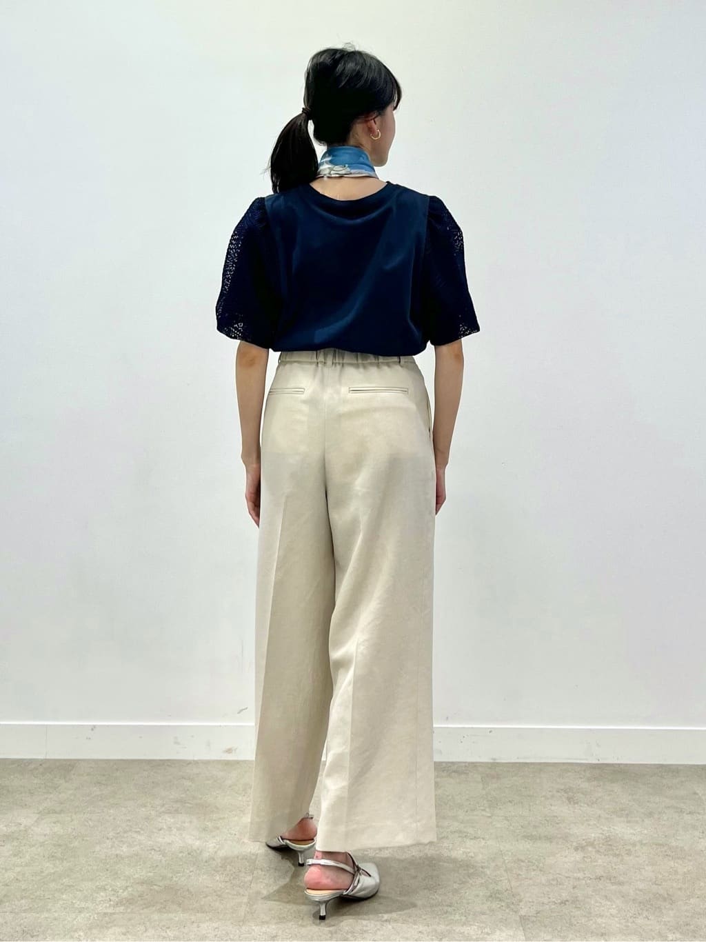 kaaiさんの「UNTITLED｜【手洗い／88cm正方形】エンブレムプリントスカーフ」を使ったコーディネート