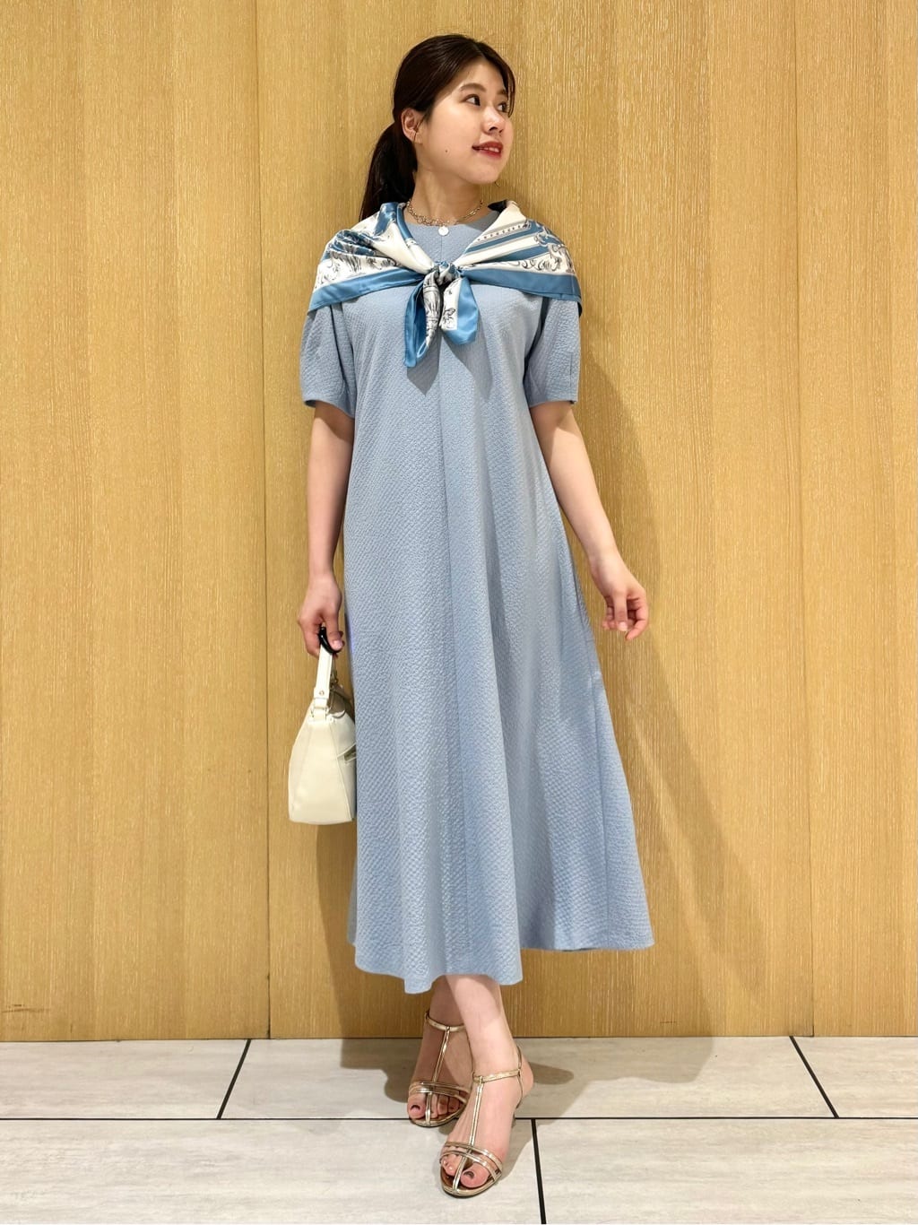 nanaさんの「UNTITLED｜【手洗い／88cm正方形】エンブレムプリントスカーフ」を使ったコーディネート