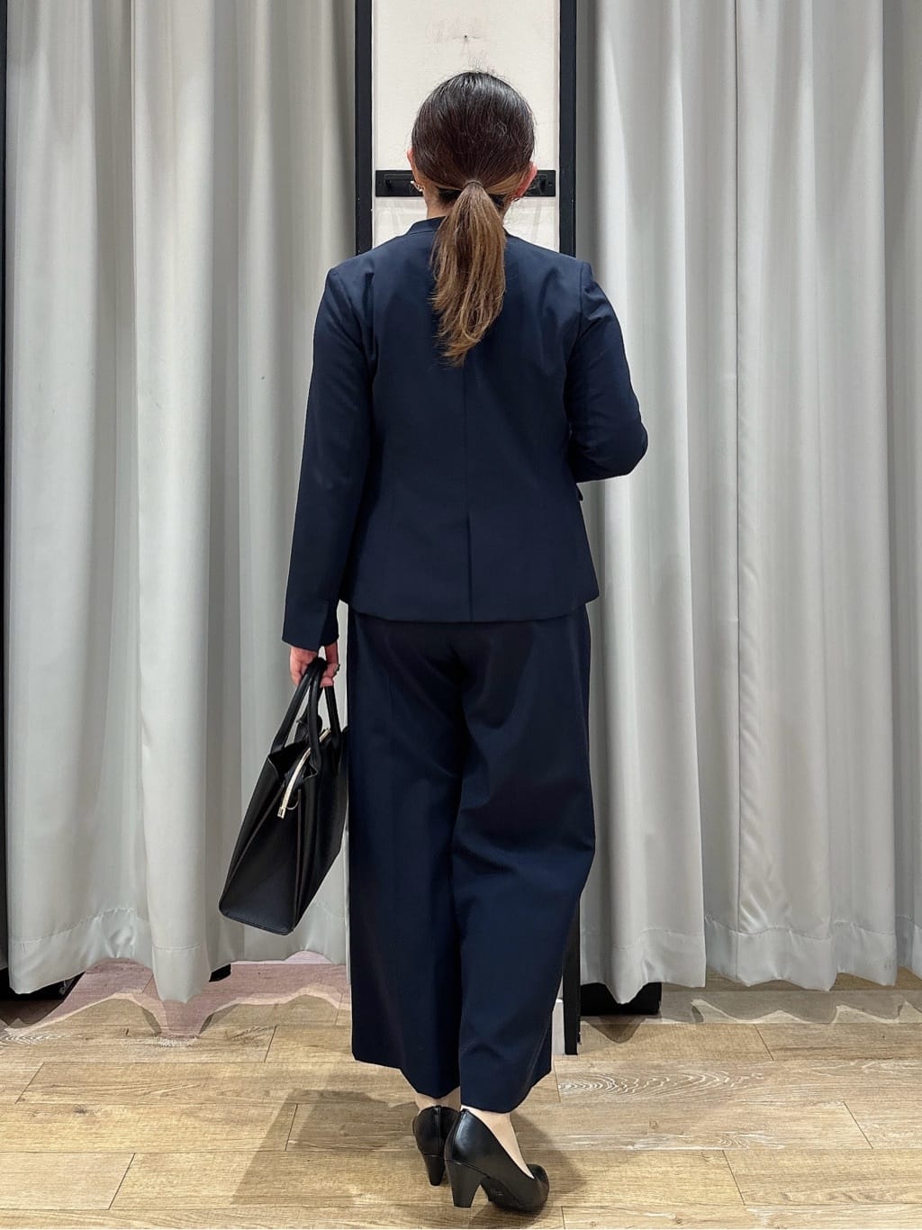 suzuさんの「grove｜【ふわっと心地よい足入れ】やわここち(R)Vカットパンプス」を使ったコーディネート